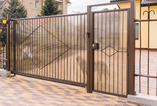 Купить ворота из профлиста с элементами ковки, с металлическими столбами в рамке или под дерево в Красногорске от 156435 руб